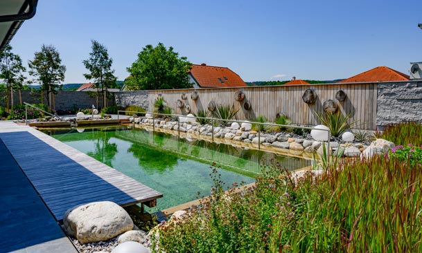Gartenplanung-Gartengestaltung-Gartenpflege-Burgenland-Naturpool-am-Insektenhotel-Naturpool-am-Insektenhotel