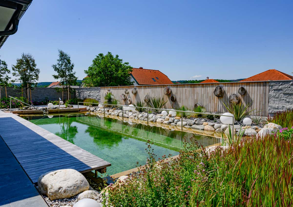 Gartenplanung-Gartengestaltung-Gartenpflege-Burgenland-Naturpool-am-Insektenhotel-Naturpool-am-Insektenhotel