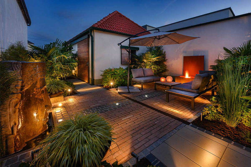 Gartengestaltung-asiatisch-Feuerstelle-Khmerkopf