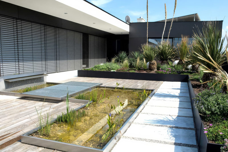 Gartenplanung: Mediterraner Innenhof im Burgenland