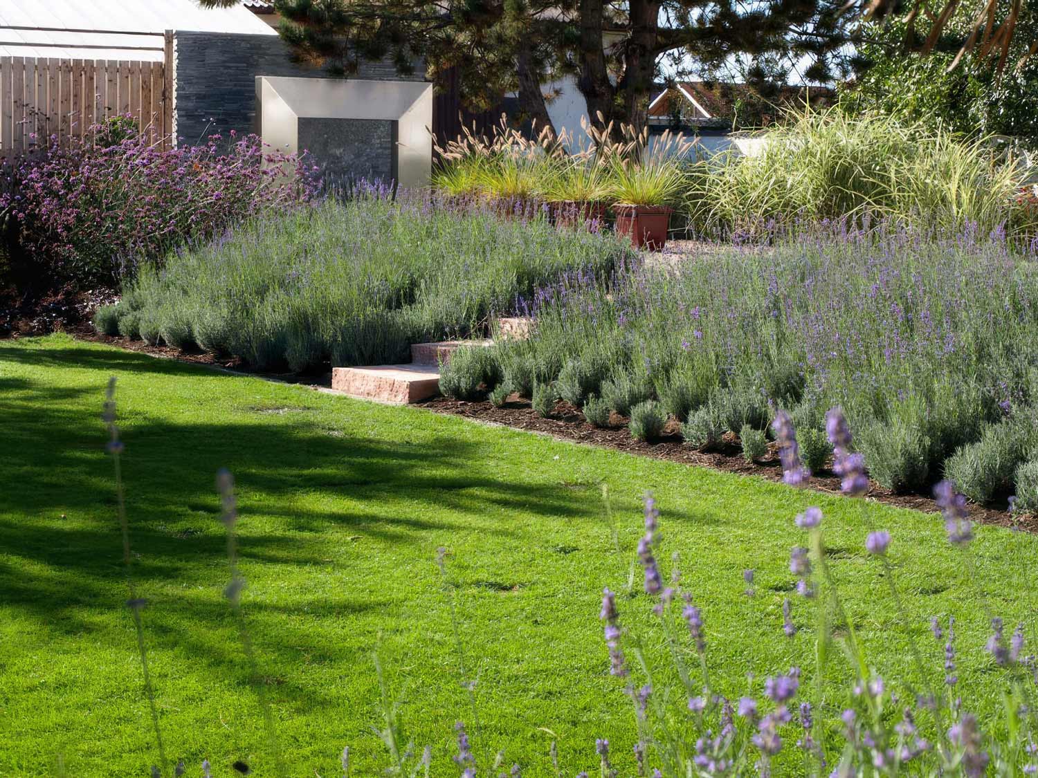Gartenplanung: Mediterraner Innenhof im Burgenland
