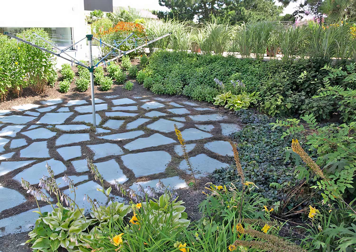 Gartenplanung: Mediterraner Innenhof im Burgenland